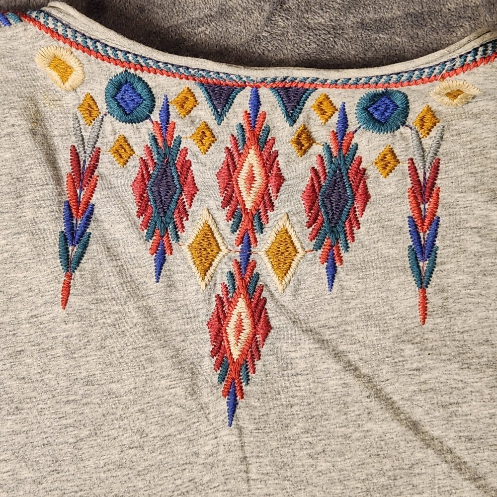 Johnny Was Gray V-Neck T-Shirt with Multicolor Geometric Embroidered Front - Picture 9 of 11